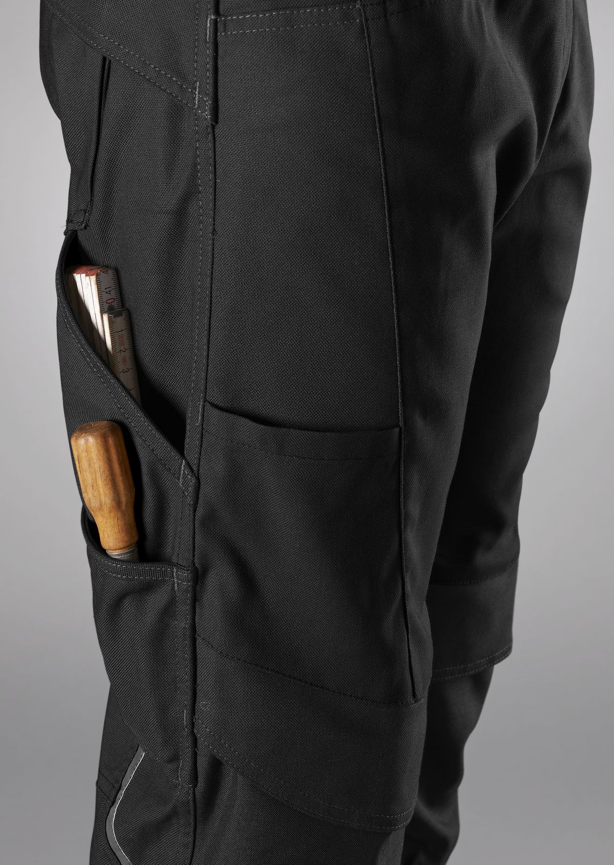 1820-565-0032_BP® Robust work trousers with knee pad pockets_black_Image 4