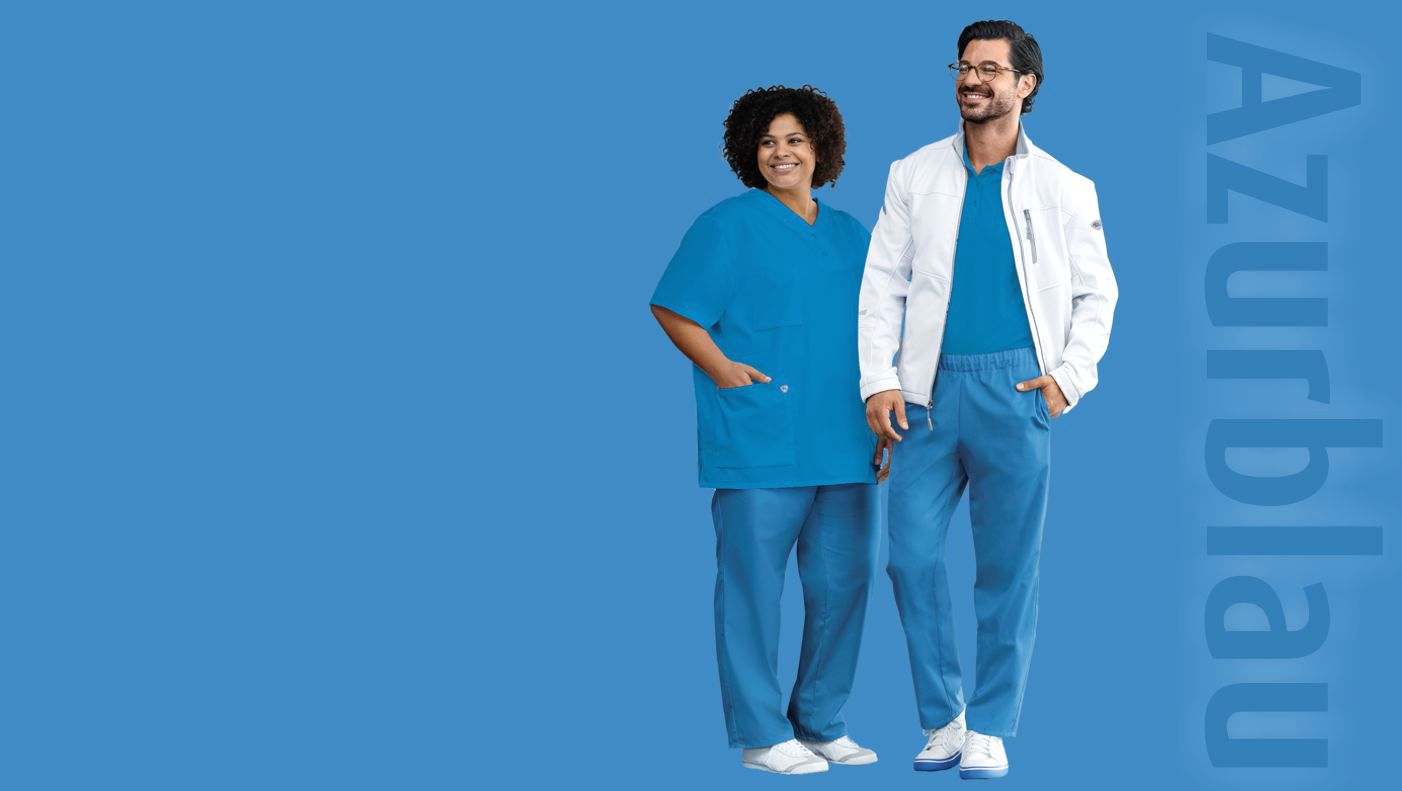 Een vrouw en een man in azuurblauwe verpleegkleding staan dicht bij elkaar.