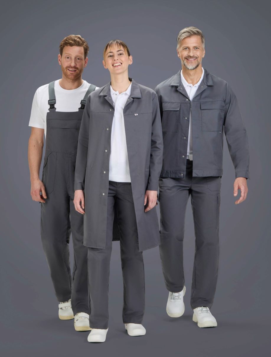 Zwei Männer und eine Frau tragen graue HACCP Jacken.