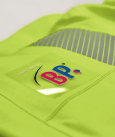 Transferdruck vom BP® Logo liegt auf einer Warnschutzjacke.