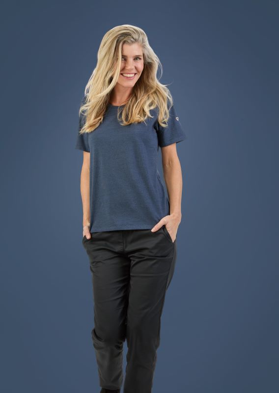 Eine Frau trägt ein BP® shirt in blau.