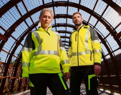 Zwei Industriearbeiter. EIne Frau und ein Mann in neongelber hivis Warnkleidung
