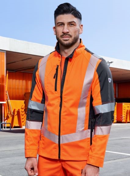 Ein Mitarbeiter der Abfallwirtschaft trägt eine orangene Arbeitsjacke.