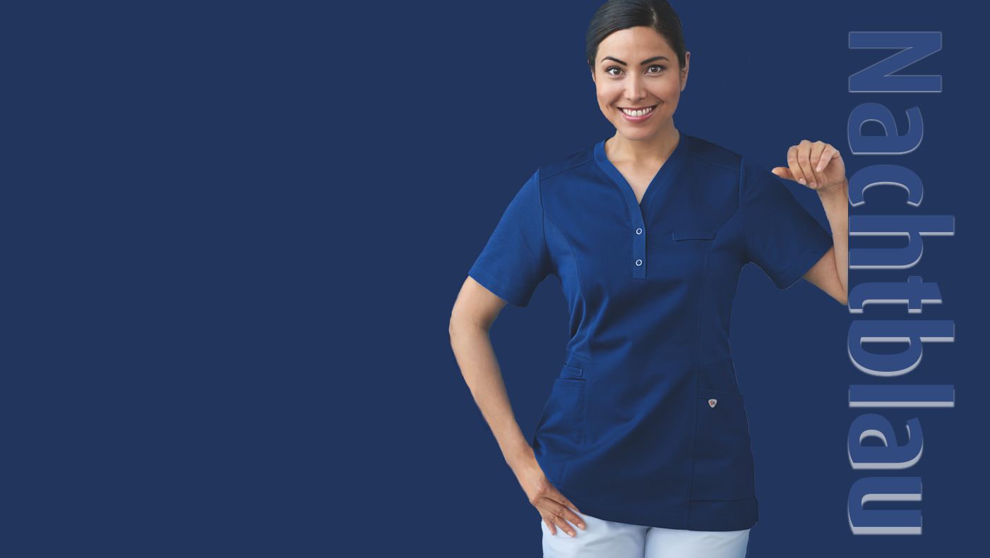 Eine Frau trägt einen Pflegeoutfit in nachtblau.