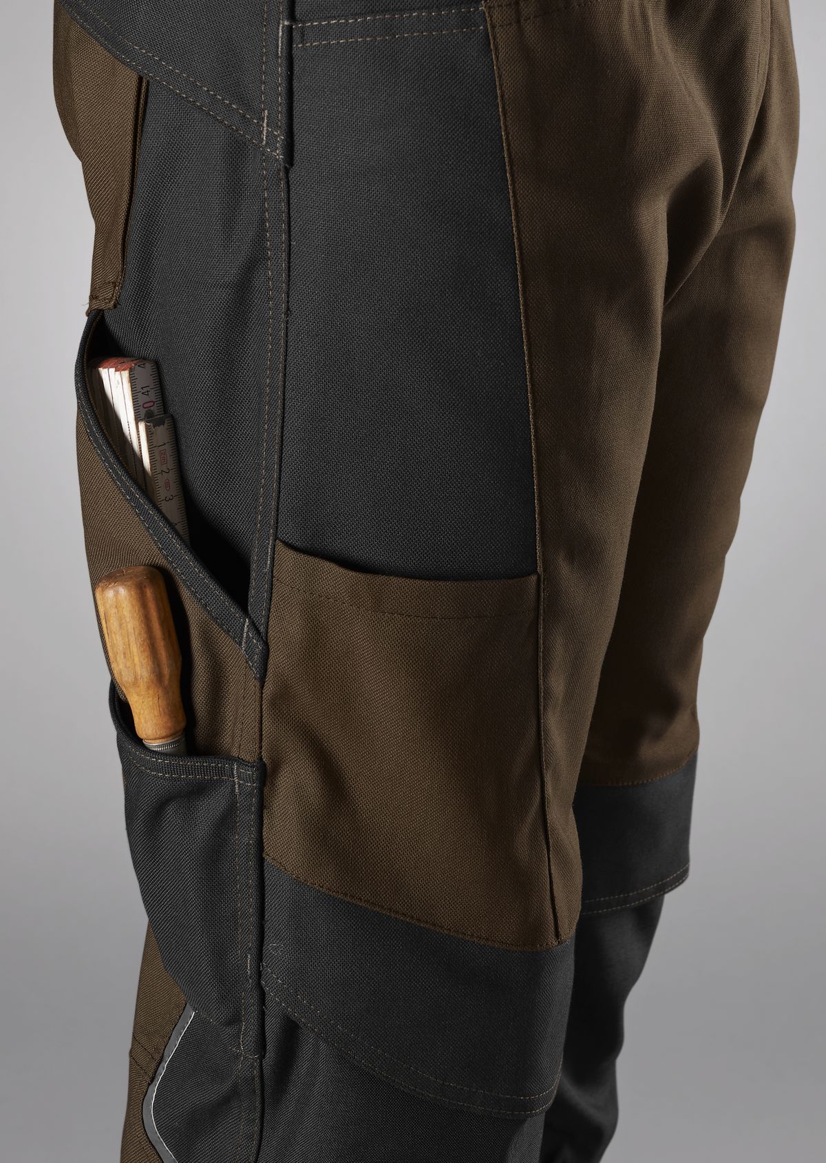 1820-565-4832 BP® Pantalon de travail robuste avec genouillères marron/noir Thumbnail 3