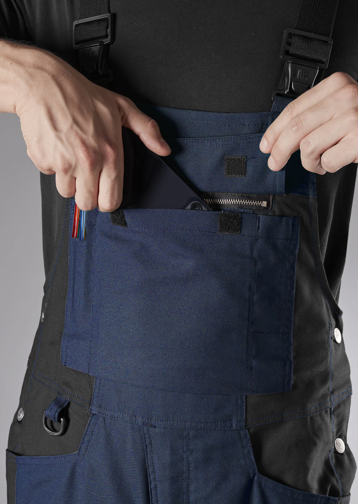 BP® Robuste Latzhose mit Kniepolstertaschen nachtblau/schwarz Thumbnail 3