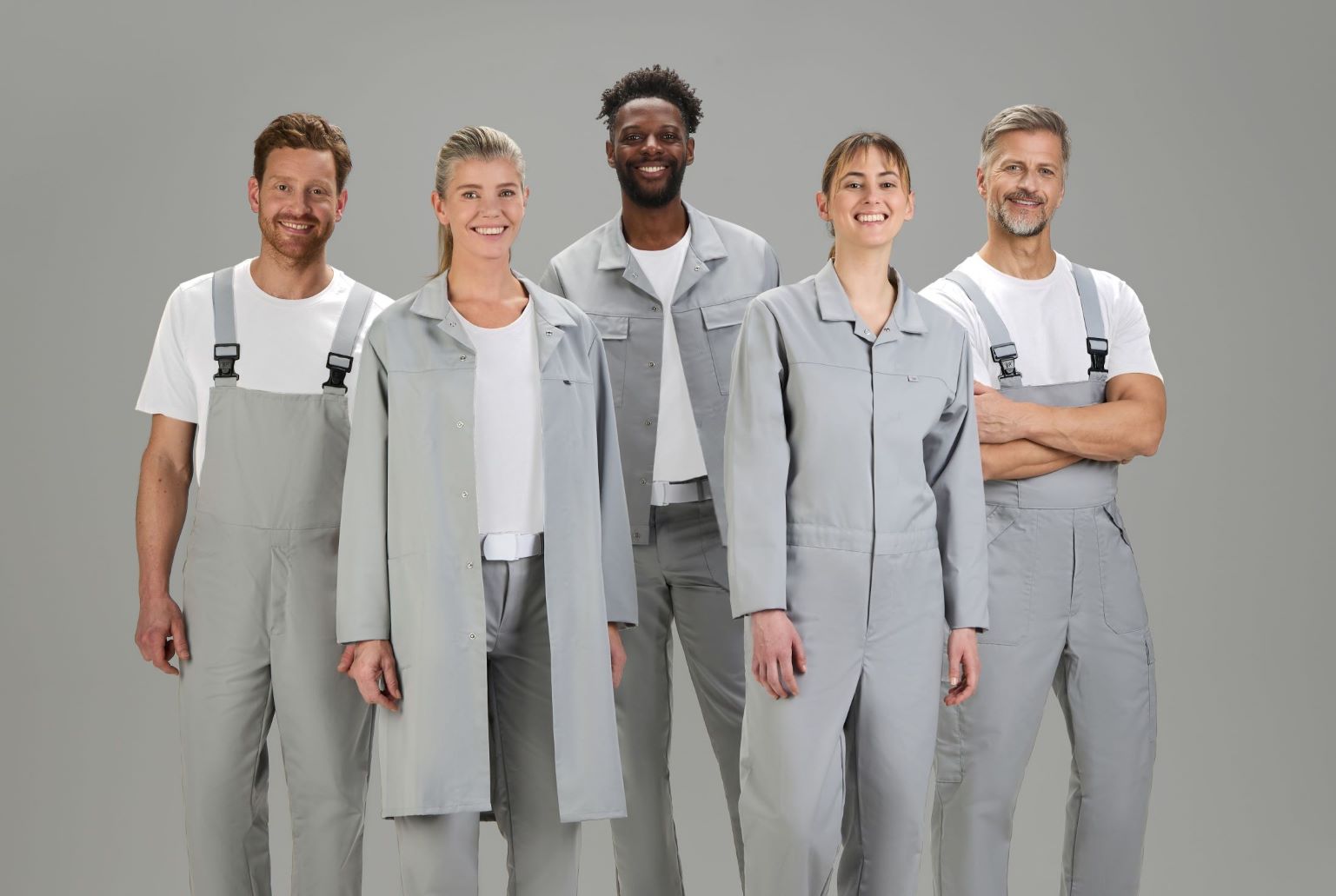 Ein fünfköpfiges Team trägt HACCP Arbeitskleidung.