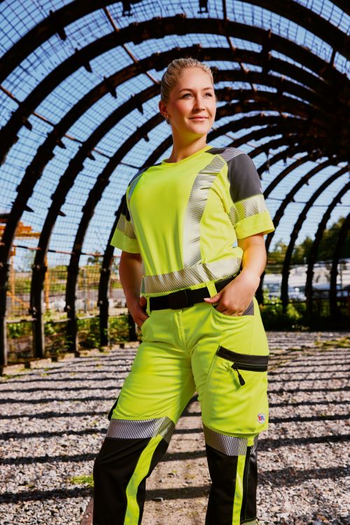 Eine Frau trägt Hivis Kleidung für Damen mit UV-Schutz.