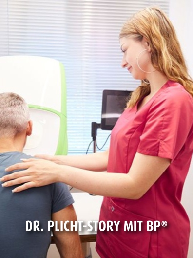 MFA Augenarztpraxis Dr- Plicht mit Patientien.