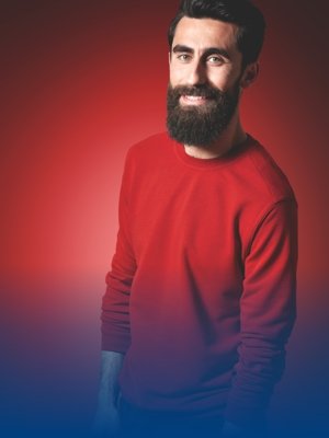 L'homme porte un sweat-shirt rouge pour homme.