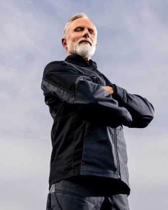 Mann mit verschränkten Armen in BP® Schutzkleidung.