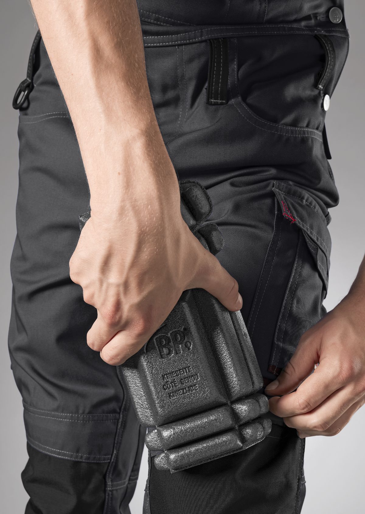 1804-720-5681 BP® Cotte à bretelles confort avec réflecteurs et genouillères anthracite/rouge Thumbnail 3