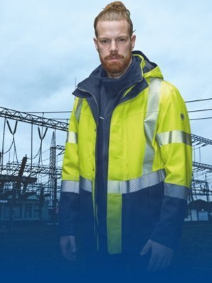Elektriker trägt Warnschutzkleidung in gelb.
