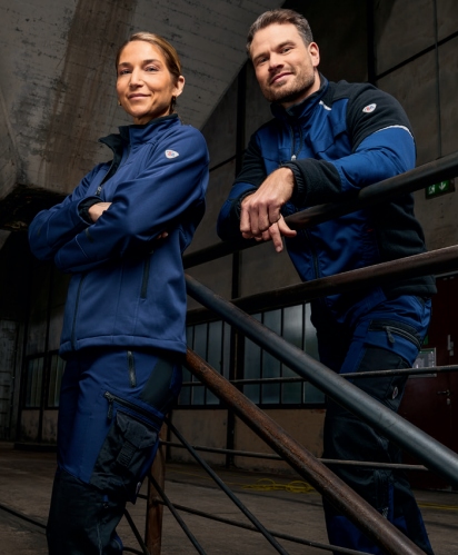 Mann und Frau tragen BP® Arbeitskleidung.