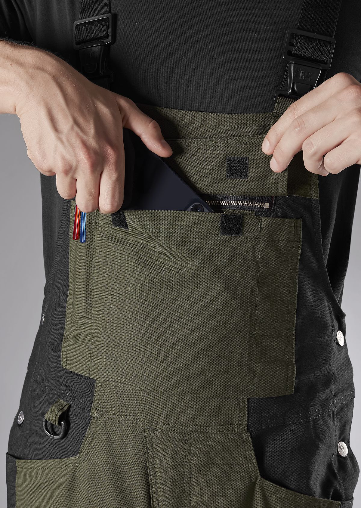 1821-565-7332 BP® Cotte à bretelles robuste avec genouillères olive/noir Thumbnail 3