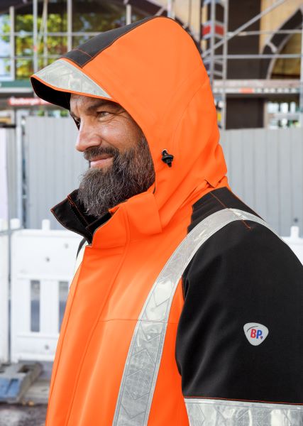 Man heeft de capuchon van een jas voor afvalmanagers op.