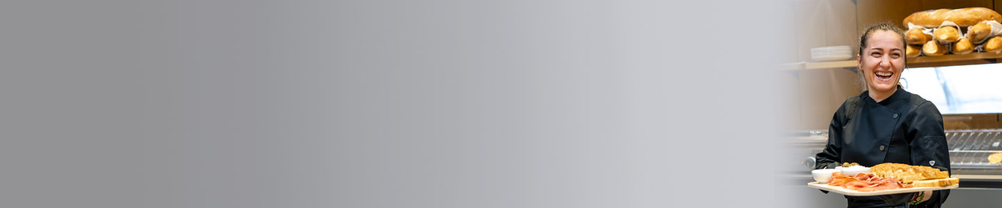 Banner mit Angestellter in BP® Gastrokleidung.