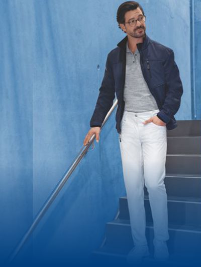 Ein Arzt geht die Treppe runter mit Arztklamotten von BP®.