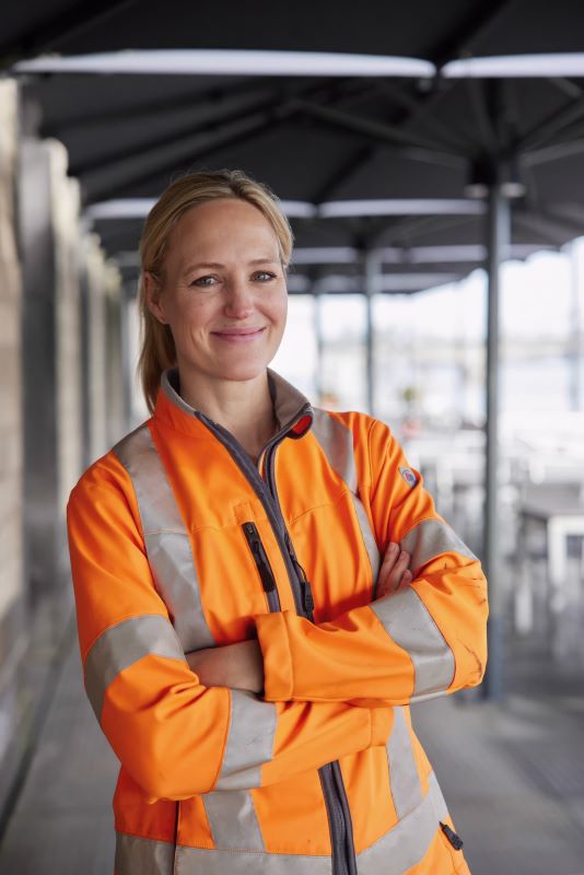 Larissa Zeichardt, directrice générale de LAT, en veste de sécurité orange BP®.