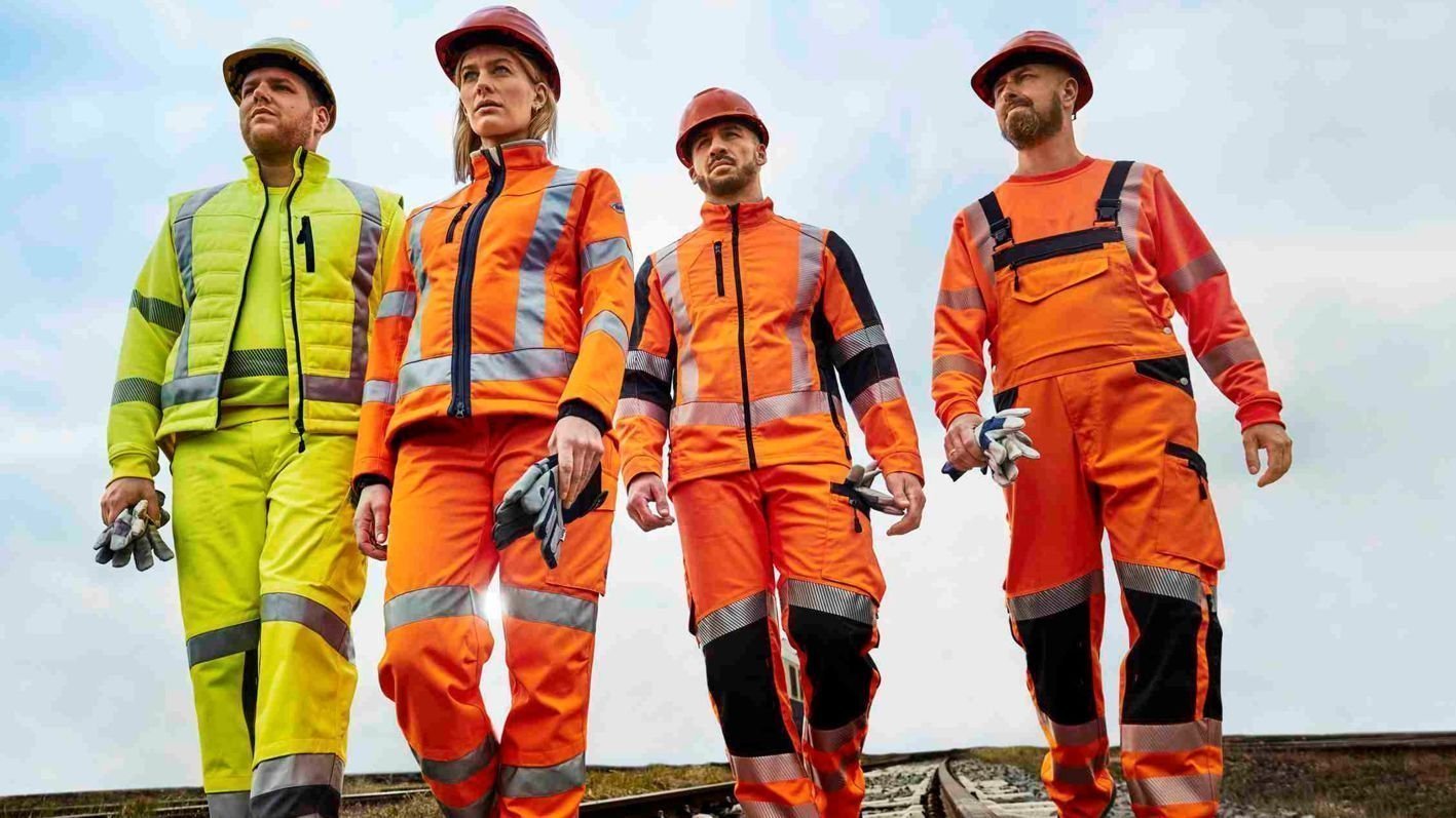 Een team van vier in neon en oranje opvallende kleding.