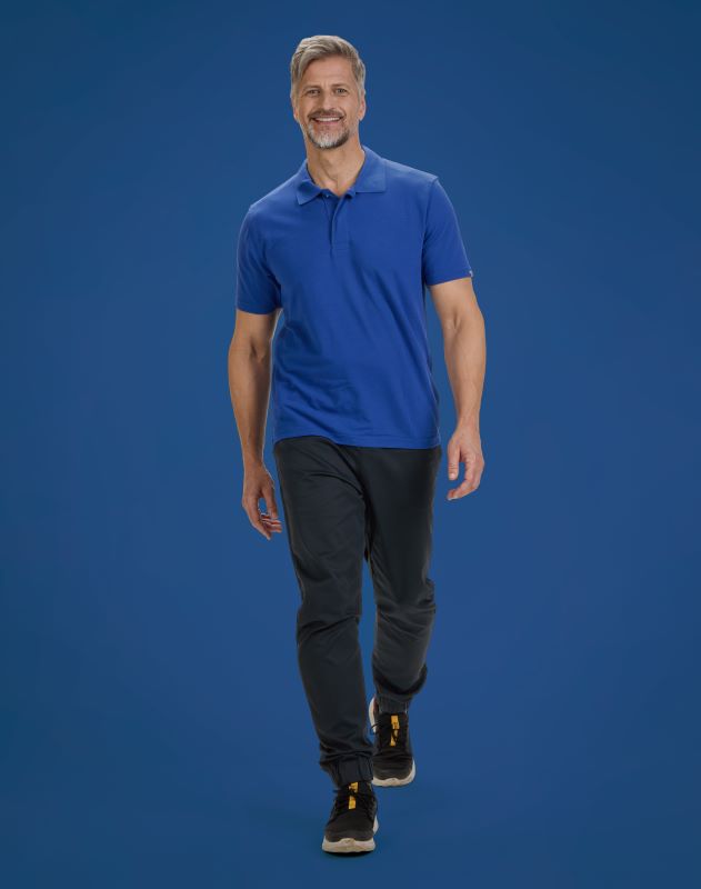 Ein Mann trägt ein BP® poloshirt in hellblau.