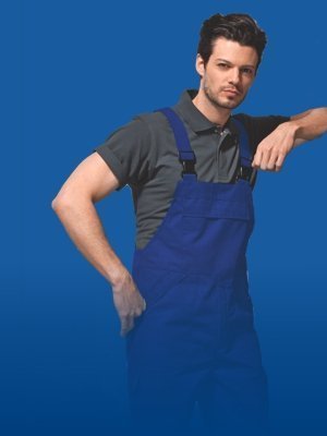 Een man in een blauwe tuinbroek.