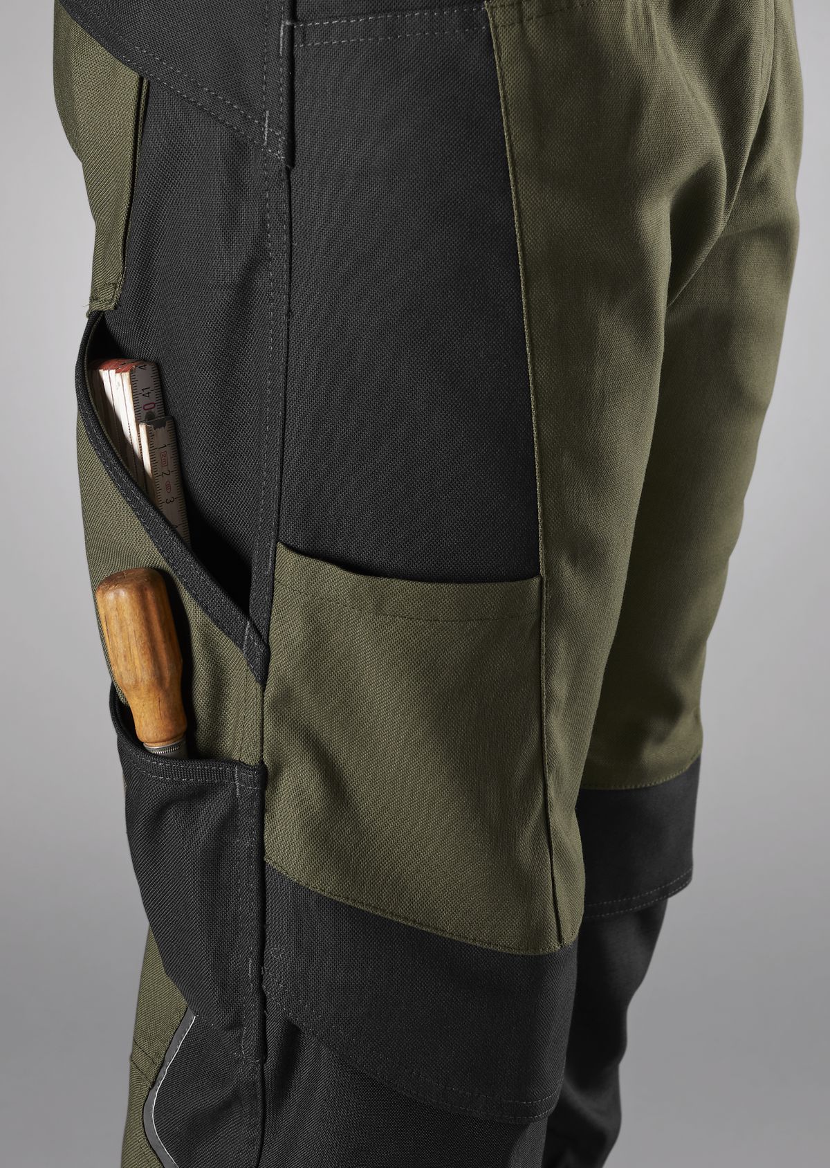 1820-565-7332 BP® Robuste Arbeitshose mit Kniepolstertaschen oliv/schwarz Thumbnail 4