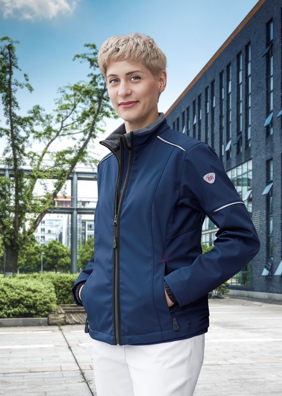 Eine Pflegerin hat Ihre Hände in der blauen Softshelljacken von BP®.