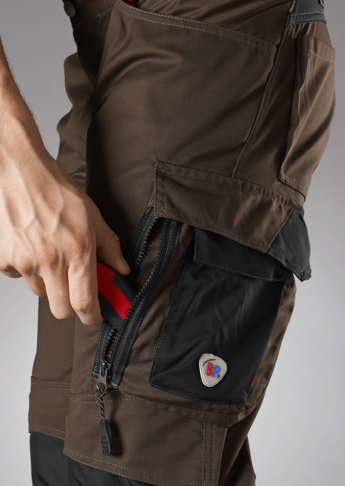 1998-570-4832 BP® Leichte Arbeitshose mit Kniepolstertaschen braun/schwarz Thumbnail 2