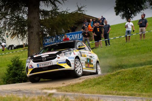 Elektrisches Opel-Rallyauto in voller Fahrt.