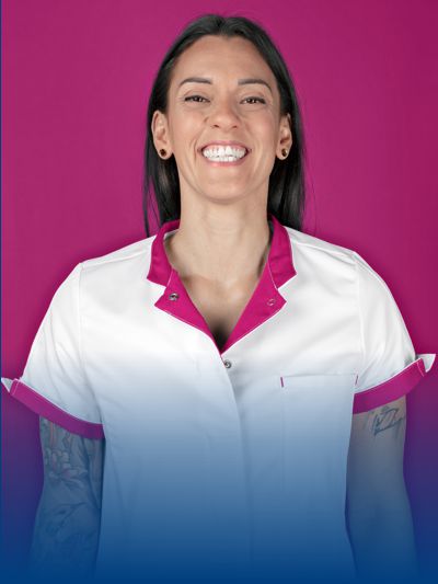 Krankenschwester in weißem Kasack mit pinkem Kragen.