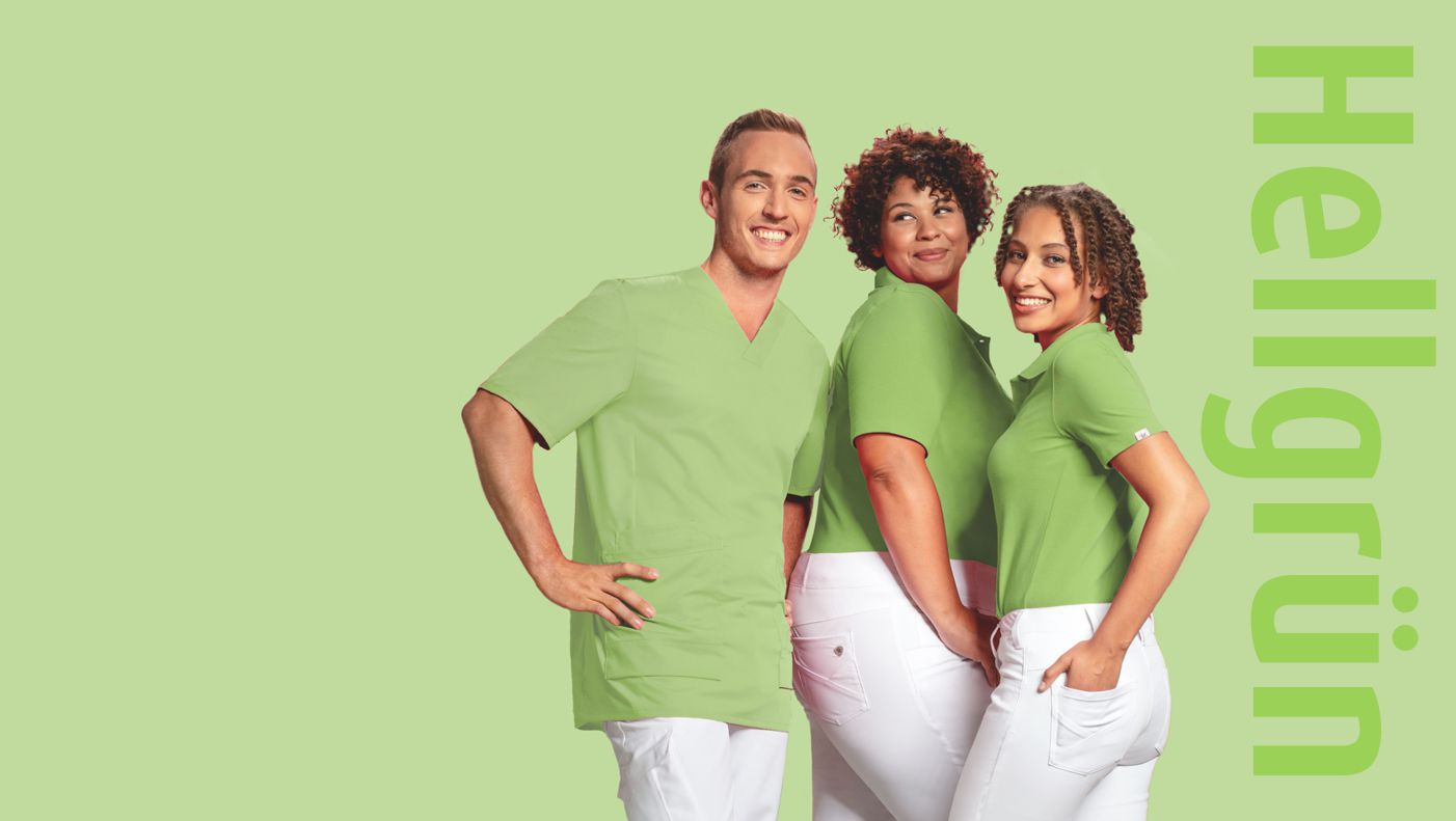 Mann und zwei Frauen in hellgrünem Pflege-Outfit.