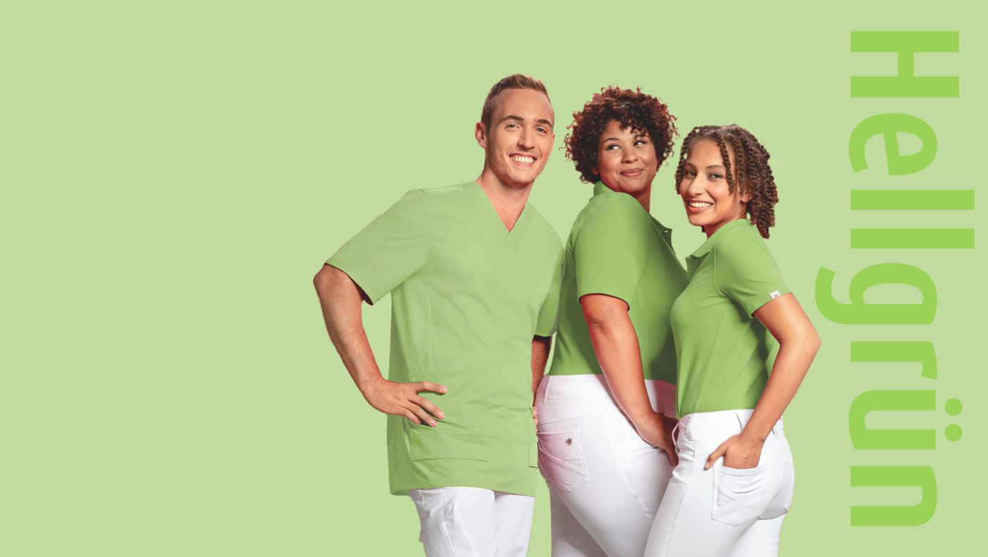 Twee vrouwen en een man dragen een verzorgingspak in lichtgroen.