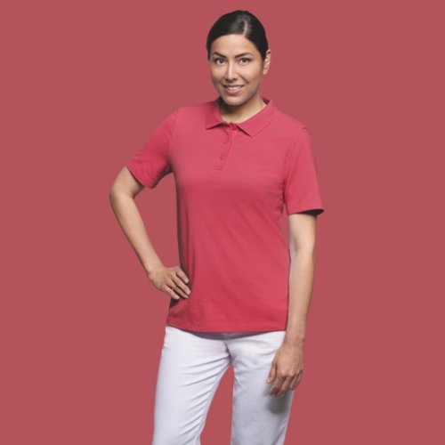 Een vrouw draagt een BP® poloshirt in roze.