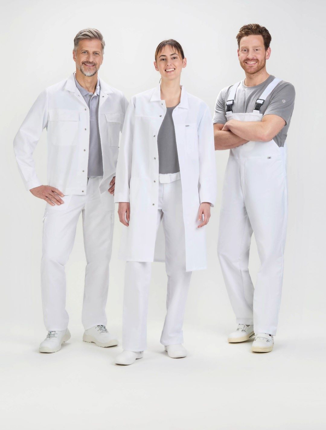 Zwei Männer und eine Frau tragen weiße HACCP Hosen.