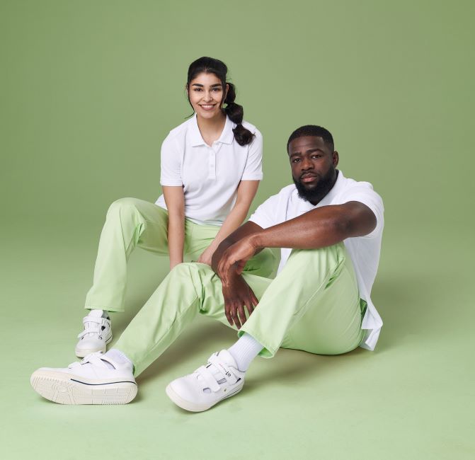 Pflegerin und Pfleger in hellgrün-weißem Pflegeoutfit von BP.