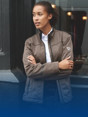 Cateringmedewerker in de buitenruimte met dienstkleding.