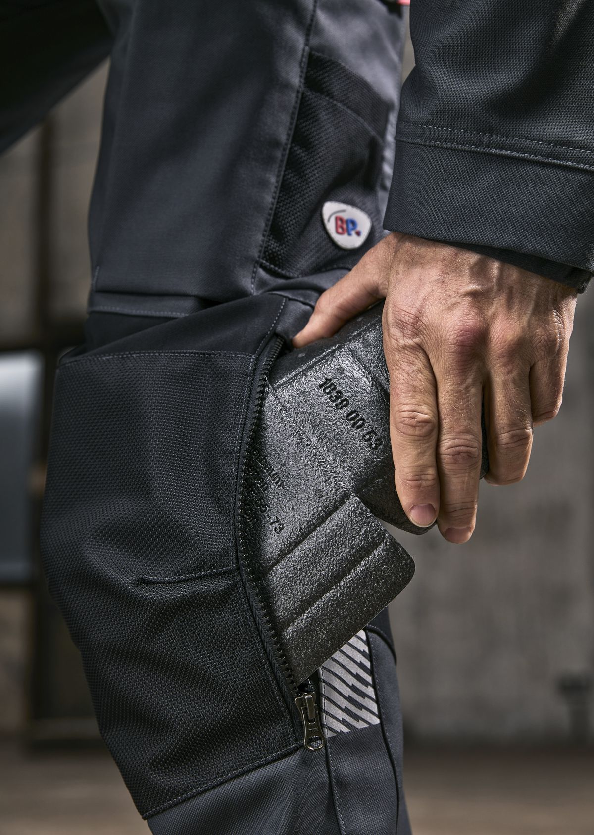 BP® Pantalon de travail hybride robuste avec genouillères anthracite/noir Thumbnail 4
