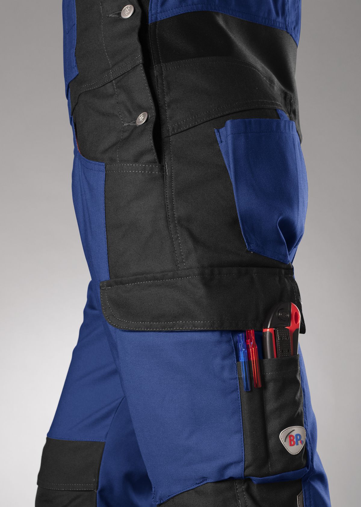1821-565-1332 BP® Robuste Latzhose mit Kniepolstertaschen königsblau/schwarz Thumbnail 5
