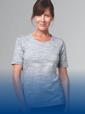 Een vrouw draagt een werkshirt voor vrouwen in de kleur grijs.