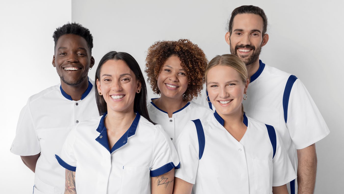 Drei Männer und zwei Frauen tragen weiß blaue BP® Kasacks mit knöpfen.