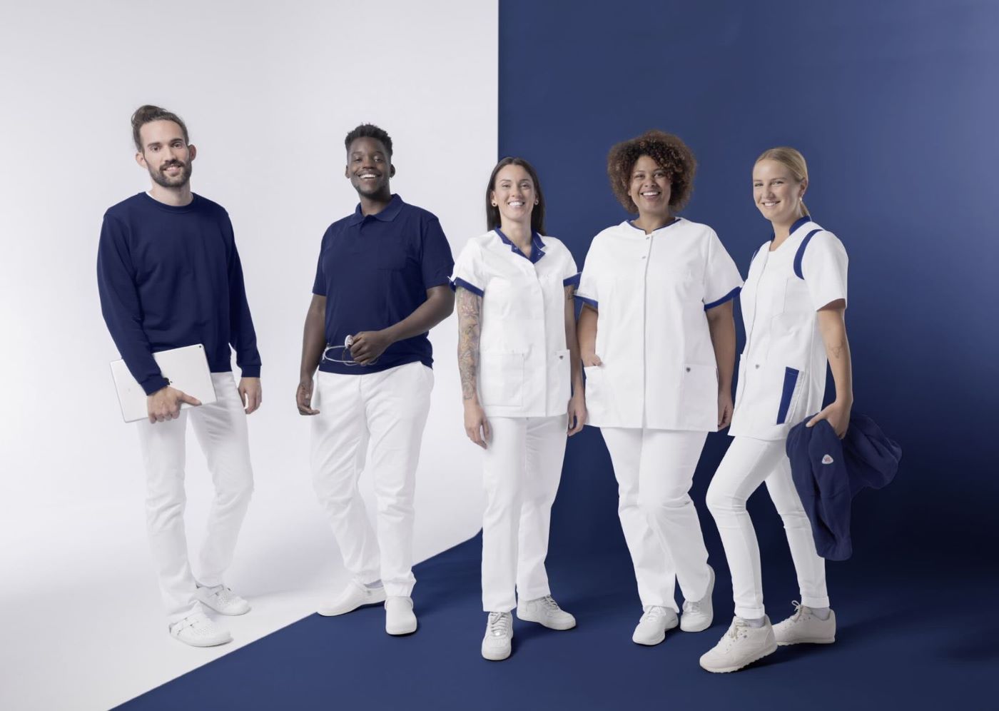 Medizinisches Personal in blau-weißer Berufskleidung.