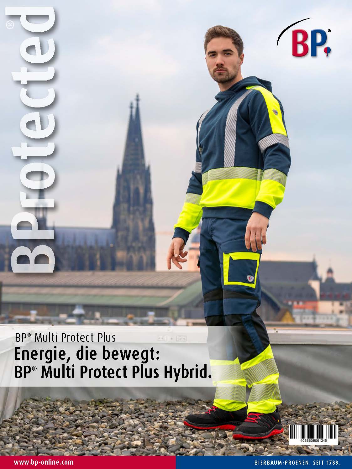 Ein Mann trägt MultiProtectPlus Kleidung und steht auf einem Dach mit dem Kölner Dom im Hintergrund.