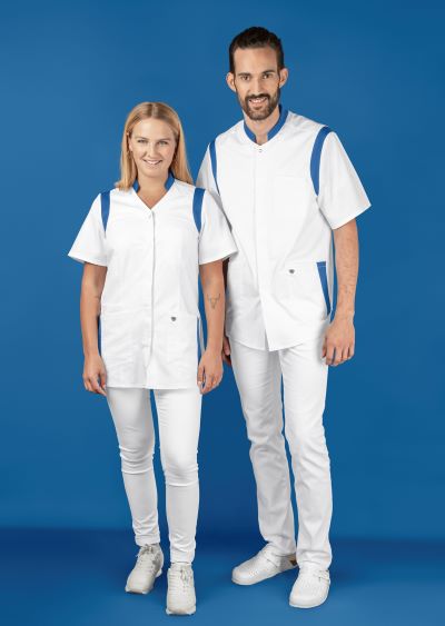 Eine Frau und ein Mann tragen ein Pfllegeoutfit in weiß und azur.