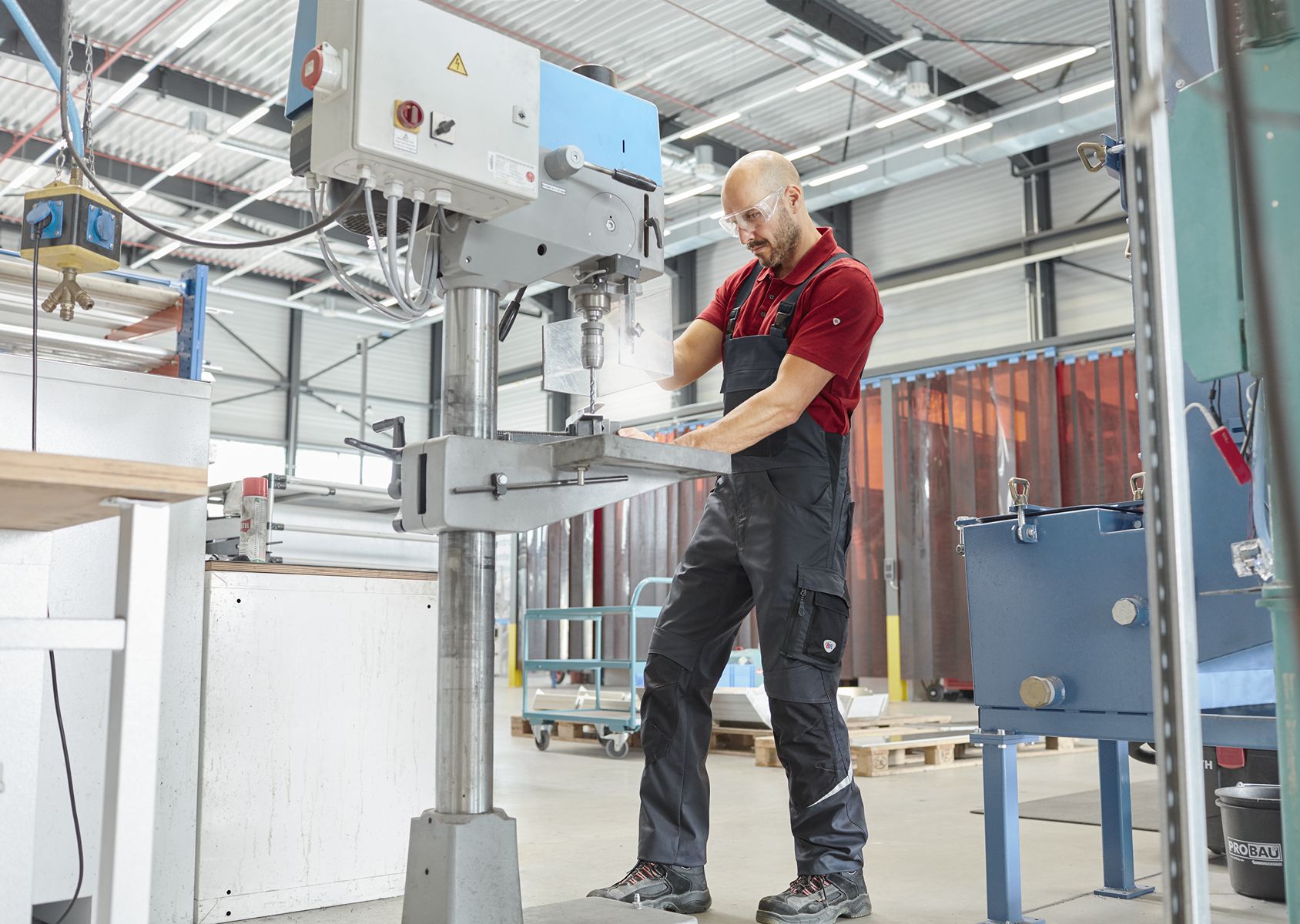 BP® Leichte Latzhose mit Kniepolstertaschen anthrazit/schwarz Thumbnail 3